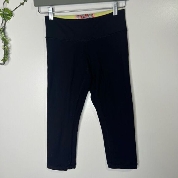 Lululemon Wunder Under Crop Capri Full On Luon Reversible Floral Quilt - Picture 4 of 12